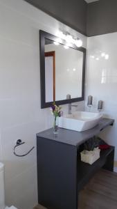 サンタ・クルス・デ・ラ・パルマにあるCasa Hoya Limpiaのバスルーム(洗面台、鏡付)