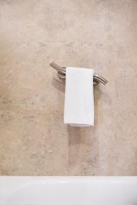 un rouleau de papier toilette suspendu sur un mur dans l'établissement Hostal Alhambra - Adults Only, à Nerja