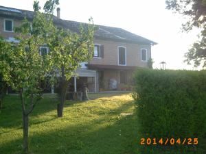 ein Haus mit einem Baum im Hof in der Unterkunft Locanda Antico Fighèr in Musile di Piave