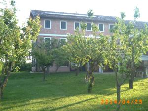 einen Hof mit Bäumen vor einem Gebäude in der Unterkunft Locanda Antico Fighèr in Musile di Piave