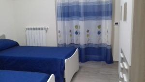 ナポリにあるPalazzo del Mareのベッド2台とシャワーカーテンが備わる客室です。