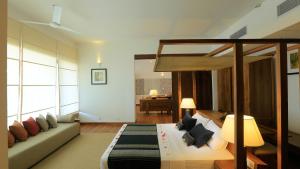 Postel nebo postele na pokoji v ubytování Pandanus Beach Resort & Spa
