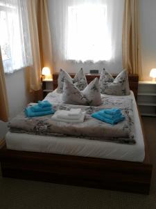 a bed with two towels on it with a window at Ferienwohnung Mey in Rathmannsdorf