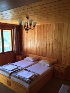 モムチロフツィーにあるKermedchieva Guesthouseのベッドルーム1室(ベッド1台、シャンデリア付)