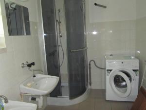 a bathroom with a sink and a washing machine at Horská Chata U Básníka in Horní Malá Úpa