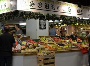 アヴィニョンにあるAppartement Garanceの果物・野菜の市場