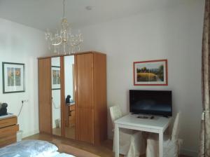 Televiisor ja/või meelelahutuskeskus majutusasutuses Gästezimmer Brühl