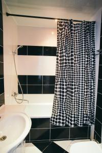 ヨシュカル・オラにあるKristall Hotel & Restaurant Complexのバスルーム(白黒のシャワーカーテン付)