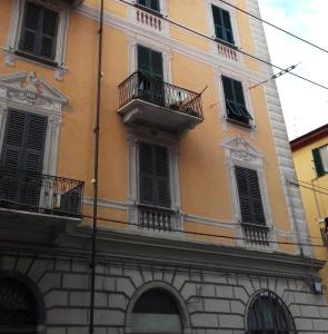 un edificio giallo con finestre e balconi di Big Central Room a La Spezia