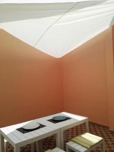 トゥーリエにあるCasa Milenaの白い天井の部屋