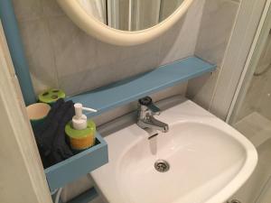 ein Bad mit einem Waschbecken und einem Spiegel in der Unterkunft Droomgaerd in Vlist