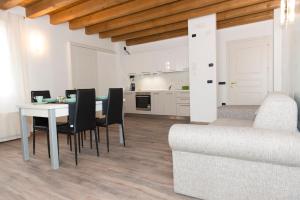 a kitchen and dining room with a table and chairs at Residence Eremitani in Padova