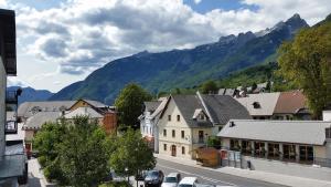 una città con una montagna sullo sfondo di Thirsty River Rooms a Bovec