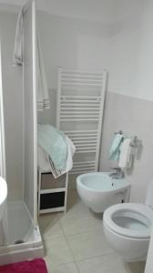 サン・ベネデット・デル・トロントにあるMentanaの白いバスルーム(トイレ、シンク付)