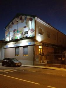 un coche aparcado delante de un edificio por la noche en Hostal La Fuente, en Babilafuente