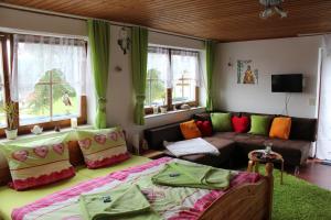 ein Wohnzimmer mit einem Bett und einem Sofa in der Unterkunft Haus Sonnenberg in Sankt Oswald