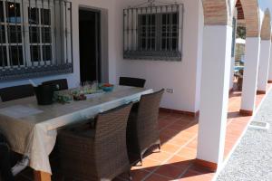 カニージャス・デ・アルバイダにあるCasa los Almendrosのダイニングルーム(テーブル、椅子付)