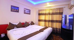 Rúm í herbergi á Hotel Gallery Nepal