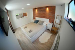 sypialnia z łóżkiem i ścianą z cegły w obiekcie Sea Apartment 150m do morza w Gdańsku