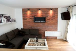 Telewizja i/lub zestaw kina domowego w obiekcie Sea Apartment 150m do morza