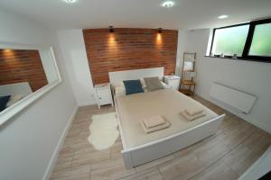 een slaapkamer met een bed en een bakstenen muur bij Sea Apartment 150m do morza in Gdańsk