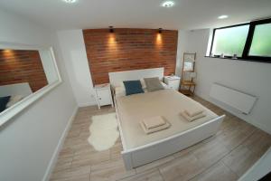 sypialnia z łóżkiem i ścianą z cegły w obiekcie Sea Apartment 150m do morza w Gdańsku