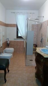 y baño con ducha, aseo y lavamanos. en Crisam, en Sabaudia