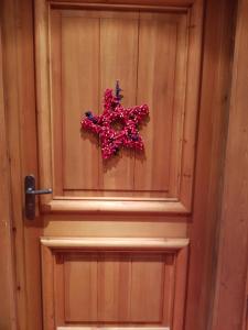 a wooden door with a wreath on it at Arpege Des Neiges in Sainte-Foy-Tarentaise