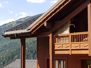 a building with a balcony with a view of a mountain at Arpege Des Neiges in Sainte-Foy-Tarentaise