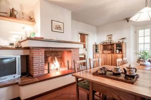 ein Wohnzimmer mit Kamin und Holztisch in der Unterkunft Villa Parenti in Lucca + 15 Fotos