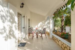 a patio with a table and chairs on a balcony at Holiday Park Mandrice in Mandre