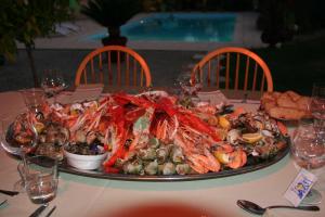 une table avec une assiette de fruits de mer et d'autres denrées alimentaires dans l'établissement Une Chambre à la Campagne, à Nantes