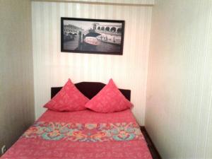 モスクワにあるApartment at Kolomenskaya - Sudostroitelnaya Streetのベッドルーム1室(ピンクの枕が付いた赤いベッド1台付)