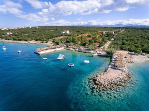 an aerial view of a beach with boats in the water at Holiday Park Mandrice in Mandre