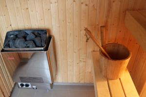 een kleine houten kamer met een emmer stenen bij RIBO Apartment Riksgränsen in Riksgränsen