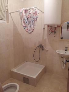 Een badkamer bij Apartments Nikoleta