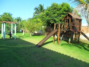 een speeltuin met een glijbaan en een houten huis bij Chácara Vale de Imbaú in Imbau