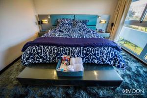 A bed or beds in a room at Moon Luxury Apartments