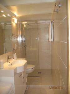 een badkamer met een douche, een toilet en een wastafel bij Le Belvedere in Bandol +11 foto's