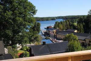 uitzicht op een stad met een rivier en gebouwen bij Visitor Stugby in Håverud