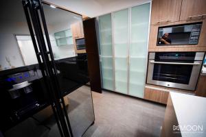 Η κουζίνα ή μικρή κουζίνα στο Moon Luxury Apartments