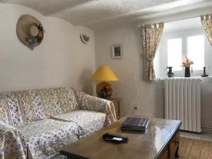 a living room with a couch and a table at Le Belvedere in Bandol