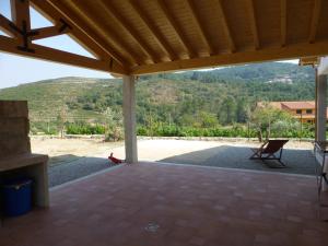 eine Veranda mit einem Stuhl und Bergblick in der Unterkunft Casa Retiro de Lisei in Penalva do Castelo