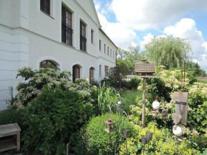 einen Garten vor einem Gebäude mit einem Vogelhaus in der Unterkunft Landhaus Aigner in Allhartsberg