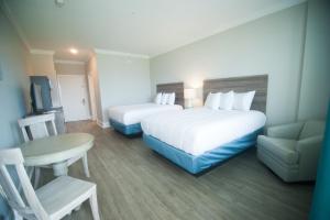 Islander Hotel & Resort客房内的一张或多张床位