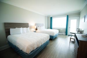 Islander Hotel & Resort客房内的一张或多张床位
