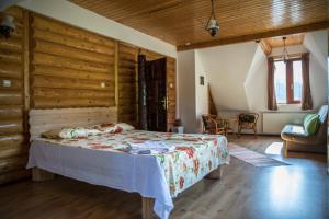 ティミシュ・デ・ジョスにあるRustic Houseの木製の壁のベッドルーム1室(ベッド1台付)