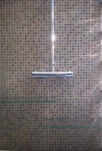 um chuveiro de azulejos com um poste de metal em Casa Vacanze Mare Gargano em Rodi Garganico