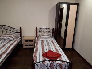 Giường trong phòng chung tại Guest House Black Sea