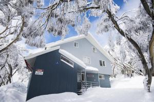 un edificio en la nieve con árboles nevados en TERAMA Ski Lodge, en Mount Buller